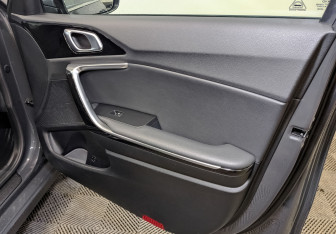 Подержанный автомобиль Kia Ceed Wagon 2019 года (24 фото)