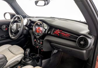 Подержанный автомобиль MINI Hatch 2020 года (11 фото)