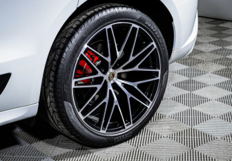 Подержанный автомобиль Porsche Macan 2022 года (15 фото)