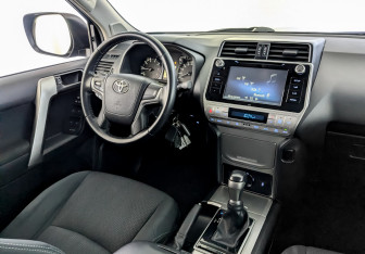 Подержанный автомобиль Toyota Land Cruiser Prado 2018 года (30 фото)