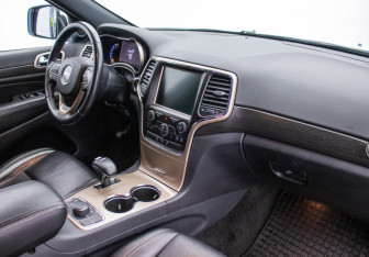 Подержанный автомобиль Jeep Grand Cherokee 2015 года (10 фото)