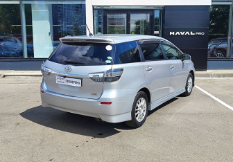 Подержанный автомобиль Toyota Wish Minivan 2015 года (5 фото)