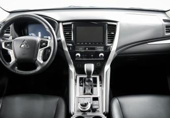 Подержанный автомобиль Mitsubishi Pajero Sport 2022 года (10 фото)