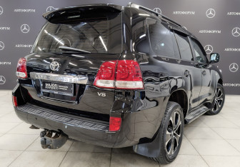 Подержанный автомобиль Toyota Land Cruiser Suv 2010 года (5 фото)