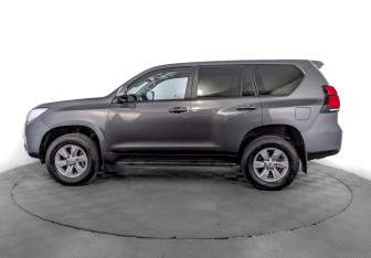 Подержанный автомобиль Toyota Land Cruiser Prado 2021 года (8 фото)