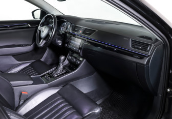 Подержанный автомобиль Skoda Superb Wagon 2016 года (10 фото)