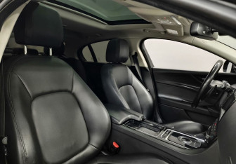 Подержанный автомобиль Jaguar XE 2018 года (13 фото)