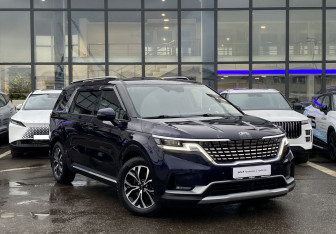 Подержанный автомобиль Kia Carnival 2021 года (3 фото)