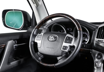Подержанный автомобиль Toyota Land Cruiser Suv 2014 года (17 фото)