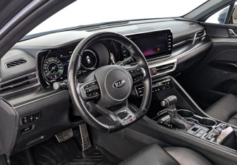 Подержанный автомобиль Kia K5 2021 года (14 фото)