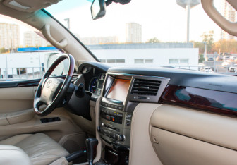Подержанный автомобиль Lexus LX 2011 года (9 фото)
