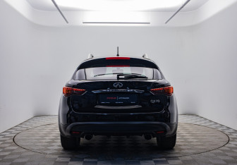Подержанный автомобиль Infiniti QX70 2016 года (6 фото)