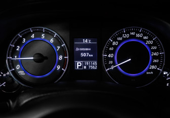 Подержанный автомобиль Infiniti QX70 2014 года (10 фото)