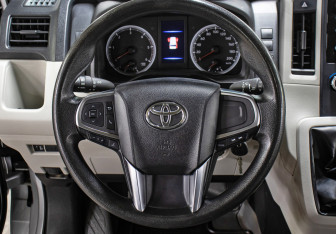 Подержанный автомобиль Toyota HiAce 2021 года (22 фото)