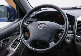 Подержанный автомобиль Toyota Land Cruiser Prado 2005 года (16 фото)