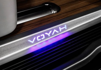 Подержанный автомобиль Voyah Dream 2025 года (17 фото)