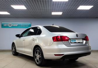 Подержанный автомобиль Volkswagen Jetta Sedan 2013 года (7 фото)
