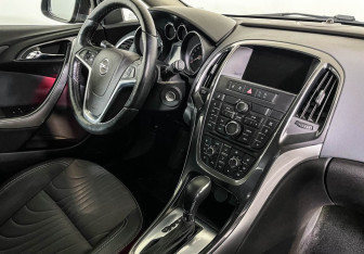 Подержанный автомобиль Opel Astra Wagon 2014 года (9 фото)