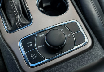 Подержанный автомобиль Jeep Grand Cherokee 2016 года (15 фото)