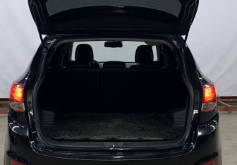 Подержанный автомобиль Hyundai ix35 2011 года (10 фото)