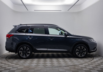 Подержанный автомобиль Mitsubishi Outlander 2021 года (4 фото)