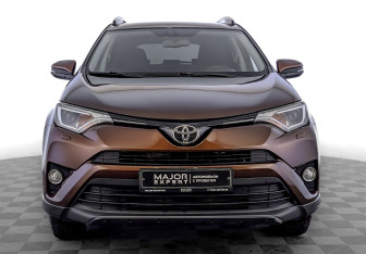 Подержанный автомобиль Toyota RAV4 2017 года (2 фото)