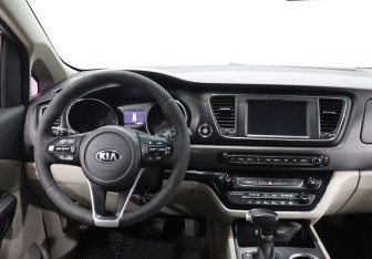 Подержанный автомобиль Kia Carnival 2018 года (13 фото)