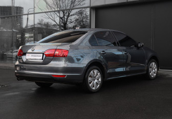 Подержанный автомобиль Volkswagen Jetta Sedan 2012 года (5 фото)