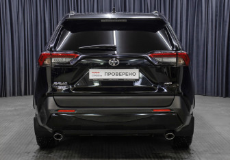 Подержанный автомобиль Toyota RAV4 2021 года (6 фото)