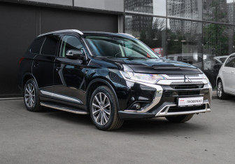 Подержанный автомобиль Mitsubishi Outlander 2019 года (3 фото)
