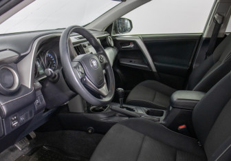 Подержанный автомобиль Toyota RAV4 2015 года (10 фото)