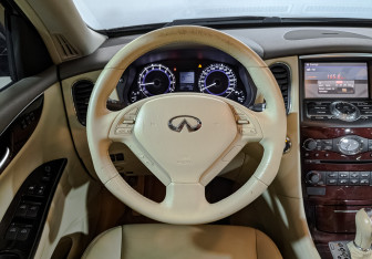 Подержанный автомобиль Infiniti QX50 2015 года (22 фото)