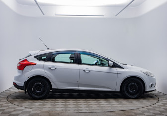 Подержанный автомобиль Ford Focus Hatchback 2011 года (4 фото)