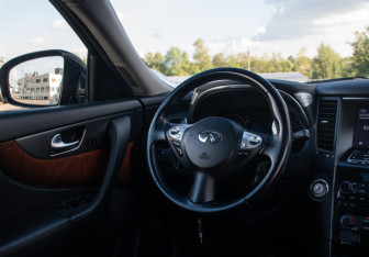 Подержанный автомобиль Infiniti QX70 2016 года (11 фото)