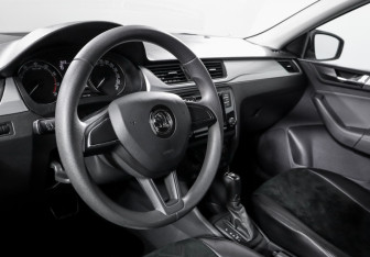 Подержанный автомобиль Skoda Rapid Liftback 2018 года (14 фото)