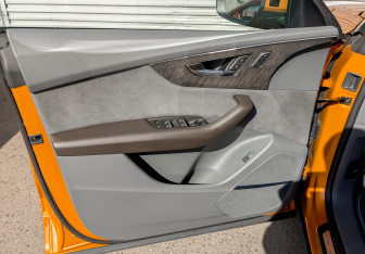Подержанный автомобиль Audi Q8 2019 года (19 фото)