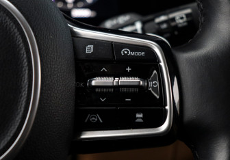 Подержанный автомобиль Kia Carnival 2021 года (20 фото)