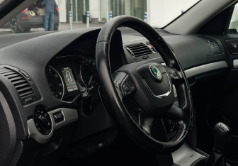 Подержанный автомобиль Skoda Octavia Liftback 2012 года (13 фото)