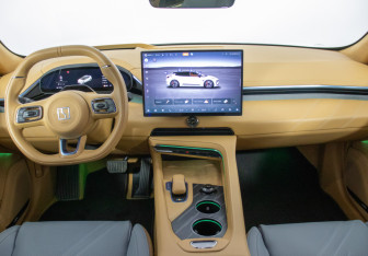 Подержанный автомобиль Zeekr 001 2024 года (13 фото)