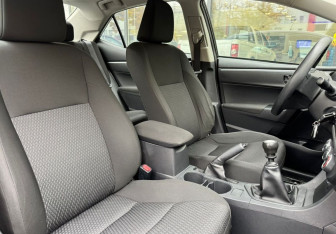 Подержанный автомобиль Toyota Corolla Sedan 2015 года (10 фото)