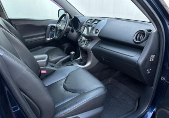 Подержанный автомобиль Toyota RAV4 2007 года (13 фото)
