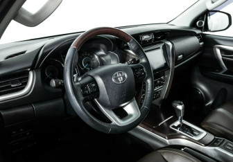 Подержанный автомобиль Toyota Fortuner 2017 года (7 фото)