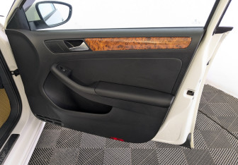 Подержанный автомобиль Volkswagen Jetta Sedan 2014 года (24 фото)