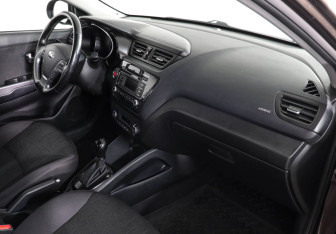 Подержанный автомобиль Kia Rio Sedan 2016 года (10 фото)