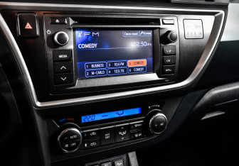 Подержанный автомобиль Toyota Auris Hatchback 2014 года (17 фото)