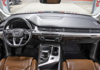 Подержанный автомобиль Audi Q7 2015 года (15 фото)