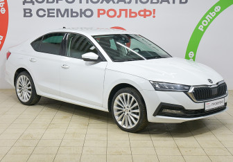 Подержанный автомобиль Skoda Octavia Liftback 2021 года (3 фото)