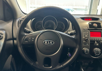 Подержанный автомобиль Kia Cerato Sedan 2010 года (13 фото)
