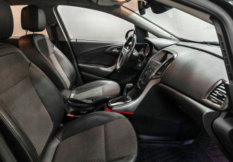 Подержанный автомобиль Opel Astra Hatchback 2011 года (9 фото)