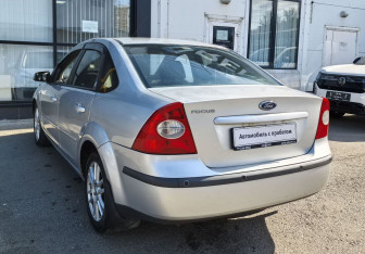 Подержанный автомобиль Ford Focus Sedan 2005 года (7 фото)